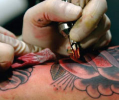 O que faz as Tatuagens ficarem em Alto Relevo?