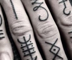 Qual agulha de tatuagem pode ser usada para tatuar o dedo?