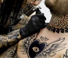 Posso pintar uma tatuagem com agulha de traço ?